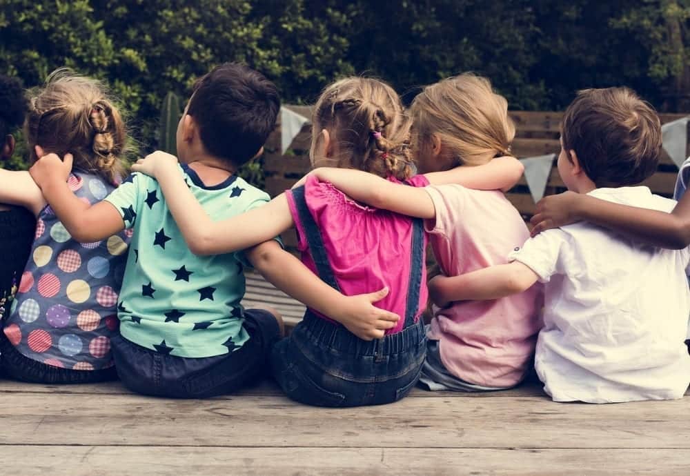ילדים מחבקים אחד את השני